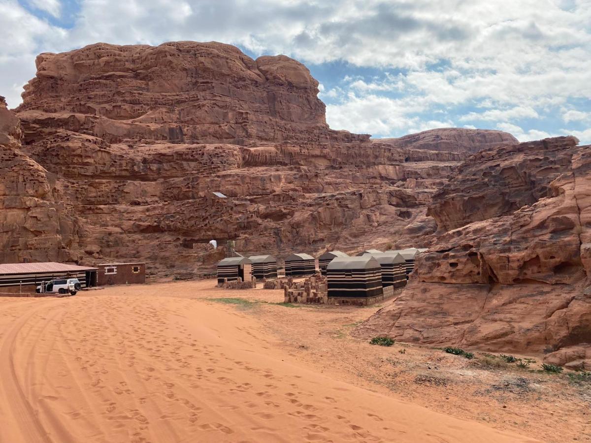 ホテル Bedouin Family Camp ワディ ・ラム エクステリア 写真
